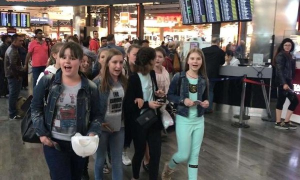 Ukraynalı öğrenciler paraları kalmayınca çareyi şarkı söylemekte buldu