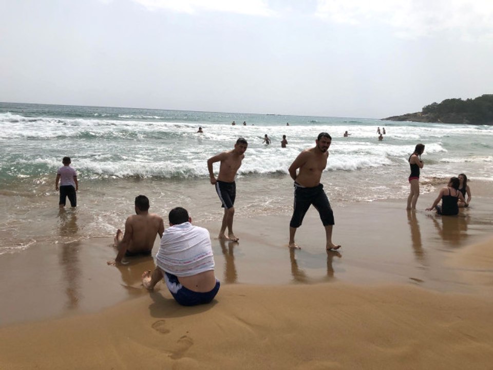 Dev Dalgalara Aldırış Etmeyen Turistler Pes Dedirtti: Bu Keyif Boğulmaya Değer