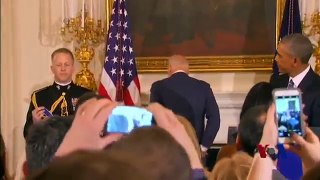 奥巴马总统给拜登副总统的意外惊喜－总统自由勋章