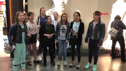 Ukraynalı Öğrenciler Paraları Kalmayınca Çareyi Şarkı Söylemekte Buldular