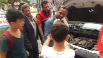 Otomobilin motor bölümünde sıkışan yavru köpeği itfaiye kurtardı