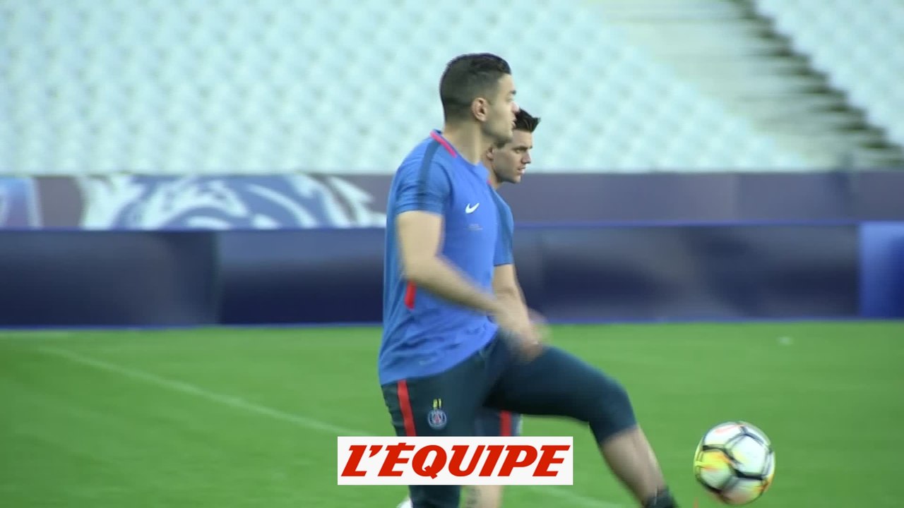 Ben Arfa avec le groupe avant la finale - Foot - Coupe - PSG