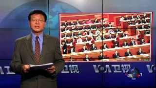 VOA连线：中国两会 西藏代表团成员佩戴习近平像章引关注