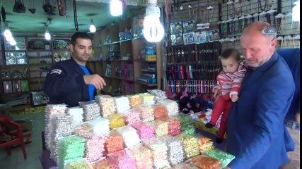 Türbe Ziyaretine Gelenler Kilolarca Alıyor