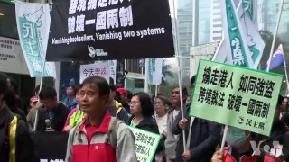 数千香港人游行抗议书店人员失踪