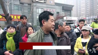 美国之音在北京法院外现场采访中国维权律师浦志强的支持者