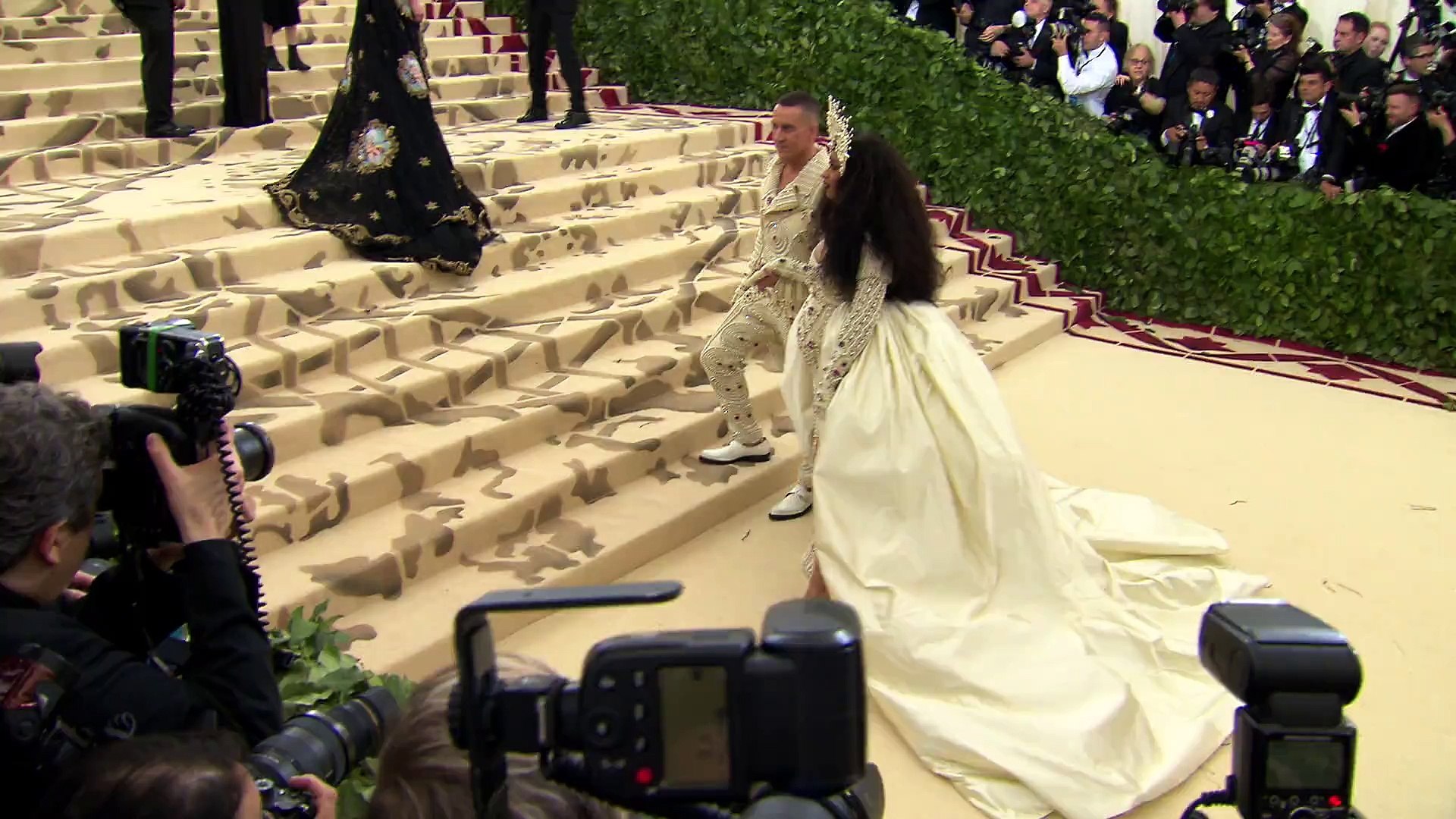 ⁣Cardi B Arrives Met Gala 2018