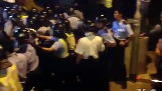 数千香港市民上街集会与警方对峙