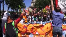 Paris : les forces de l'ordre repoussent les cheminots de Montparnasse