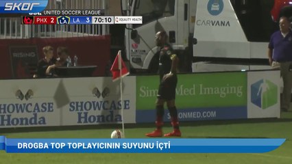Drogba önce suyu yudumladı sonra...