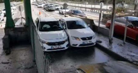İki İnatçı Sürücü Otoyol Gişesine Sıkıştı! Yaşanan İlginç Olay Kamerada