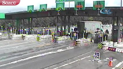 İki inatçı sürücü otoyol gişesine sıkıştı.. O anlar kamerada