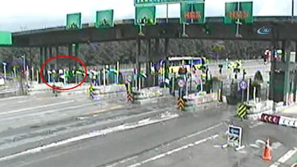 İki inatçı sürücü otoyol gişesine sıkıştı...O anlar kamerada