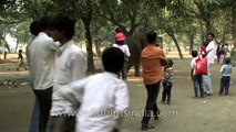 बिकने के बाद भी अपने पुराने मालिक के पीछे भागा हाथी का बच्चा