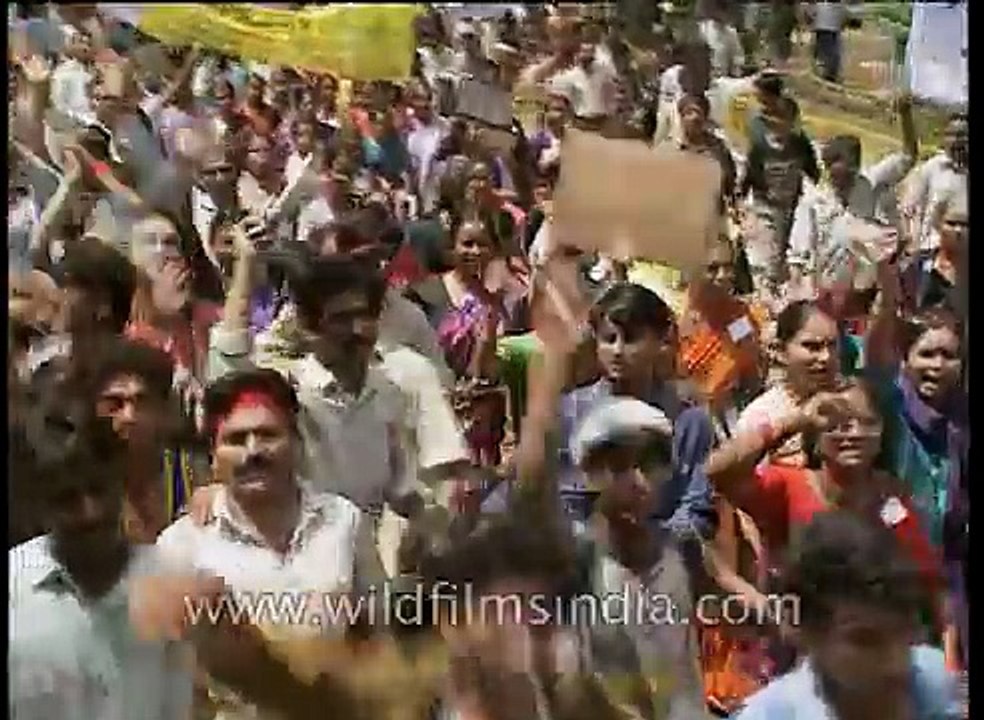 Water cannon - Indian system of controlling crowds in summer heat%21