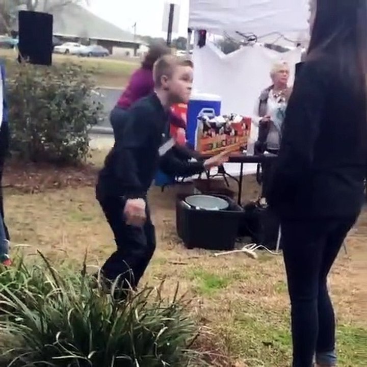 Ce garçon qui fait tout pour attirer l'attention de cette fille