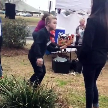 Ce garçon qui fait tout pour attirer l'attention de cette fille