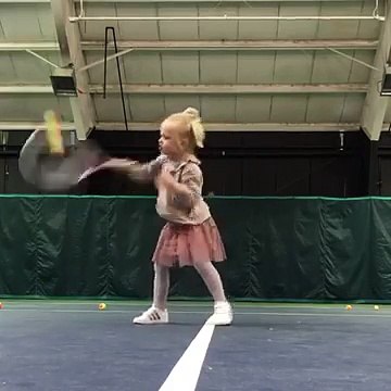 Une petite fille douée au Tennis