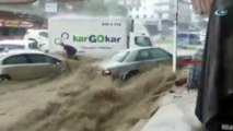 Hombre 'surfea' con su coche en las inundaciones de Turquía