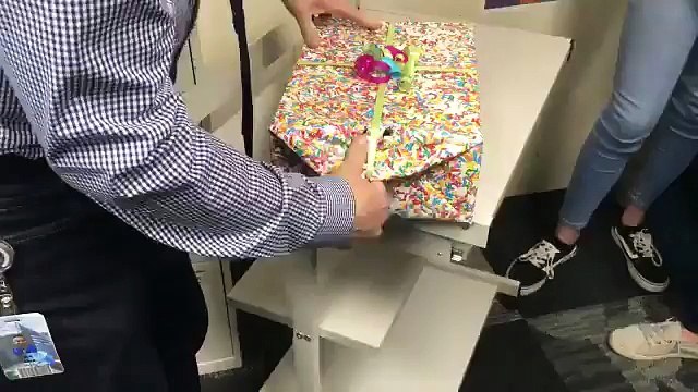 Ces élèves offrent une paire de Jordan à leur professeur !