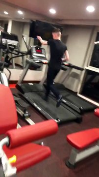 Gym : il rate le tapis de course et se tape la tête sur les haltères !