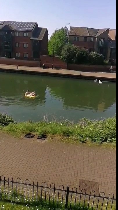 Balade sur le canal en canot pneumatique.. tranquille !