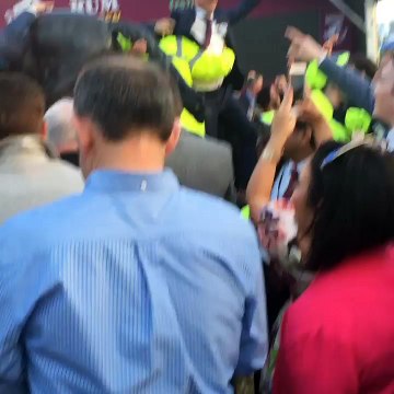 Ces fans d'équitation ivres escaladent une statue de cheval en bronze !