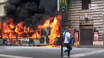 Roma bus Atac in fiamme in via del Tritone lo scoppio e la fuga