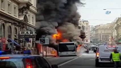 - Roma'nın Merkezinde Otobüs Alev Aldı