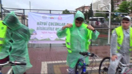 Yağmur demediler, okula bisikletle gittiler