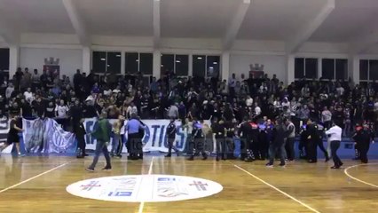 Sherr në derbin Tirana-Partizani, ndërpritet ndeshja e basketbollit