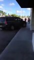Un chauffard devient fou et détruit un magasin avec son SUV (480p)