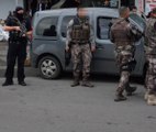 Diyarbakır'da 2 Polisi Bıçaklayıp Kaçmaya Çalışan Hırsız, Vurularak Yakalandı