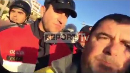 Descargar video: Report TV - Himarë, nis prishja e banesave tensione mes policisë e banorëve