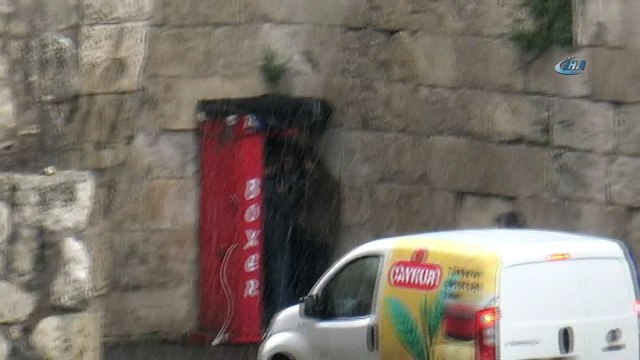 Yağmurdan kaçmak isteyen 4 kişi boks makinesine sığındı
