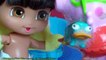 Dora a Aventureira Baby toma banho com Brinquedos Surpresas Peppa Pig Polly Pocket Snoopy Perry