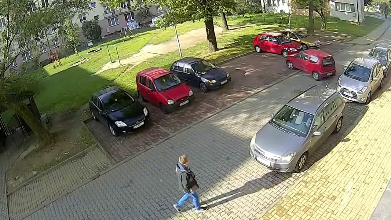 Sortir d'un parking... Si compliqué pour cette petite voiture LOL