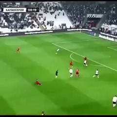 Talisca ia atirar para golo... mas foi rasteirado pelo árbitro! (vídeo)