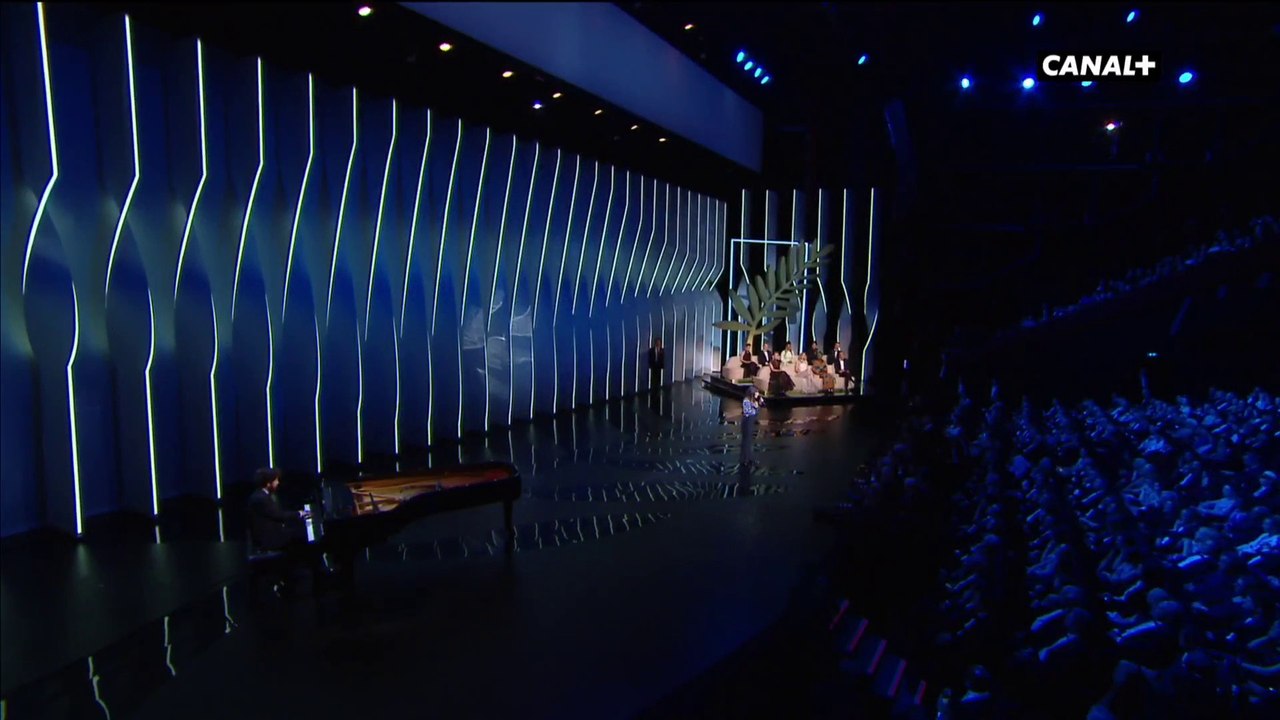 LIVE : Juliette Armanet interprète "Les Moulins de Mon Cœur" - Cannes 2018