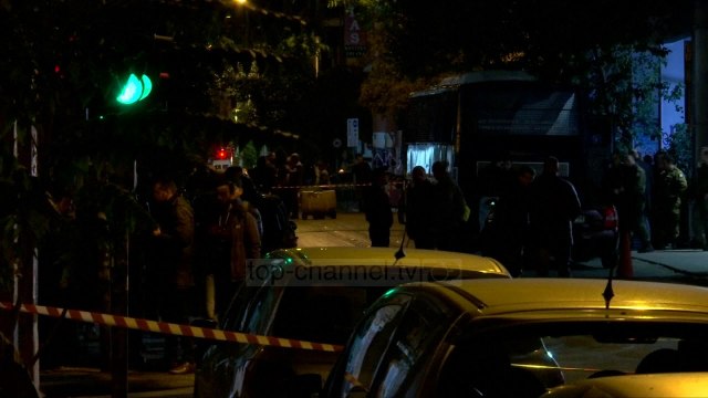Të shtëna pranë zyrës së PASOK-ut në Athinë - Top Channel Albania - News - Lajme HD