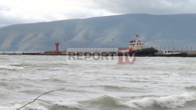 Report TV - Moti i keq trazon detin në Vlorë, pezullohet lundrimi gjatë natës