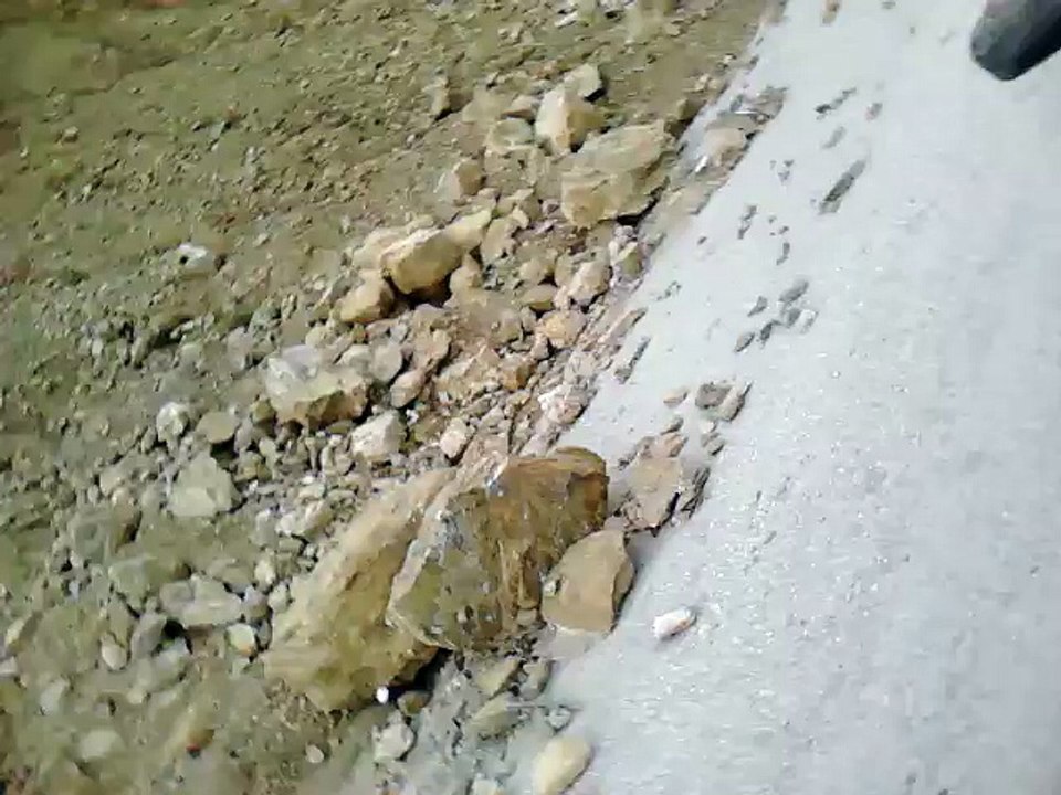 Gurët mbulojnë  rrugët e Gorës (Video)