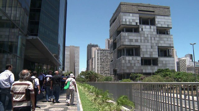 Petrobras volta a dar lucro e ações sobem