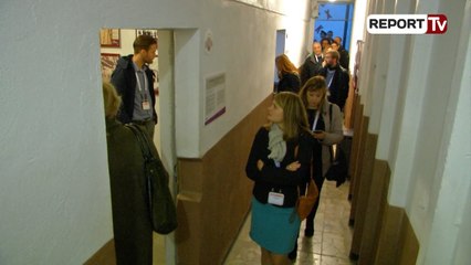 Report TV - Hahn, Vlahutin e 250 gazetarë nga BE të surprizuar në Bunk’Art 1