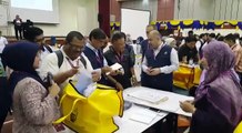 PETUGAS memeriksa peralatan mengundi sebelum dibawa ke pusat  mengundi di Dewan Kompleks Kejiranan Presint 9, Putrajaya. - Video Ahmad Irham Mohd Noor#PRU14#
