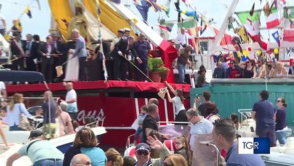 Bari: San Nicola giunge sul mare e c'è chi offre anche dei fiori