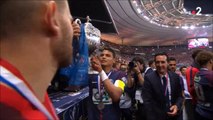 Thiago Silva a invité son homologue des Herbiers Sébastien Flochon à soulever avec lui le trophée de la Coupe de France