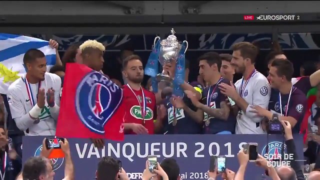 Le capitaine des Herbiers soulève le trophée avec Thiago Silva !