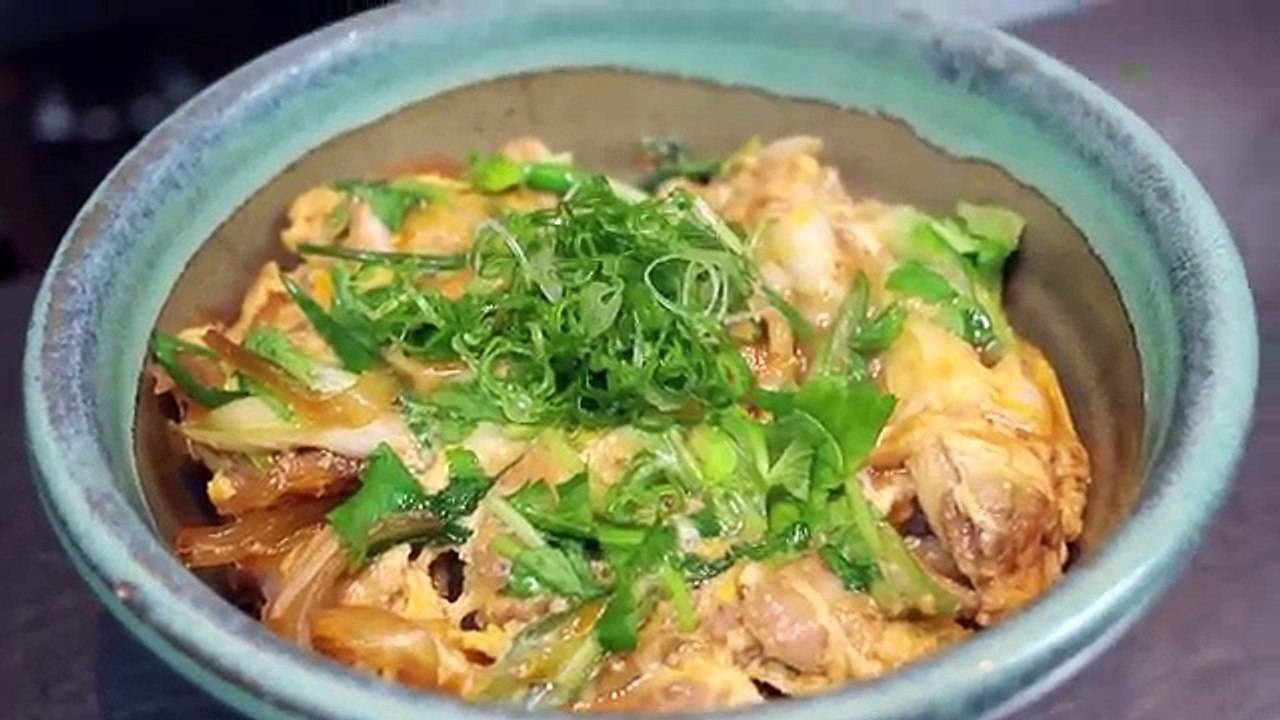 How to make Oyakodon - a simple Japanese chicken and egg rice bowl recipe