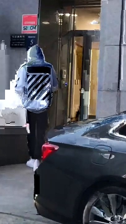 [BTS] RM é visto entrando no predio da  Bighit Entertainment em Gangnam